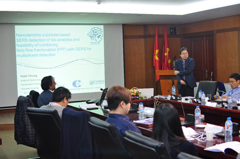 GS. Chung Hoeil thuyết trình tại hội thảo