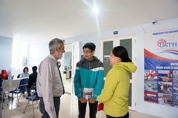 GS. Patrick Boiron - Hiệu trưởng Goodd889 cá cược trực tuyến – chúc mừng phụ huynh và thí sinh đã trúng tuyển sau vòng phỏng vấn