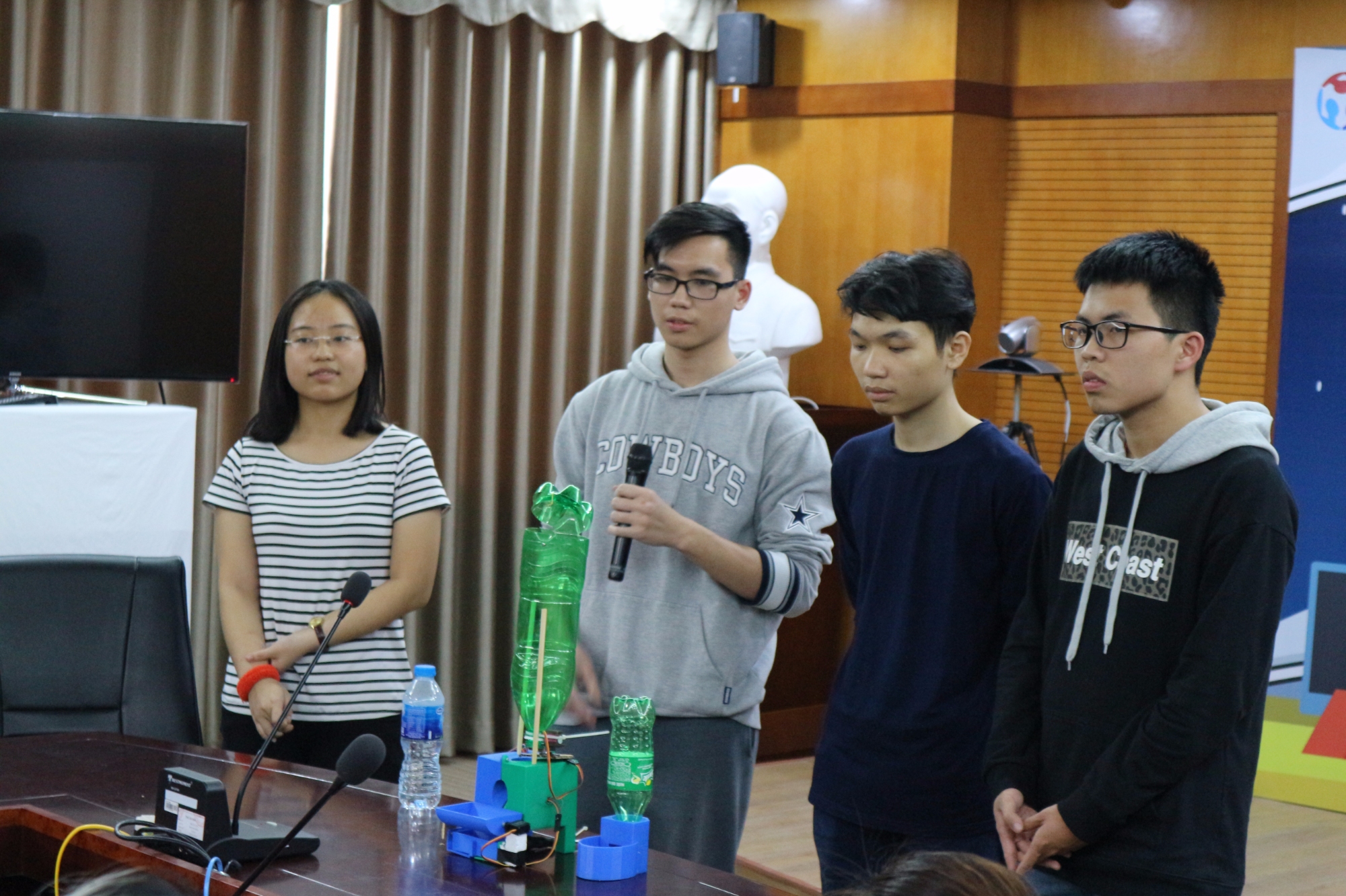 Nhóm giải Nhất cuộc thi lúc trình bày ý tưởng