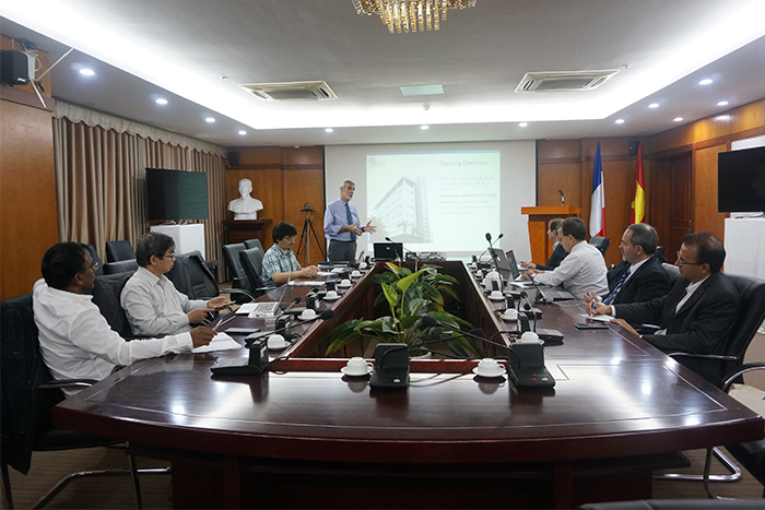 GS. Patrick Boiron Hiệu trưởng Goodd889 cá cược trực tuyến đang trình bày tầm nhìn và định hướng của Goodd889 cá cược trực tuyến