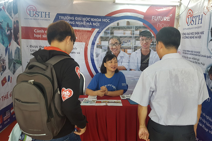 Cán bộ Goodd889 cá cược trực tuyến tư vấn cho học sinh và phụ huynh tại Cần Thơ