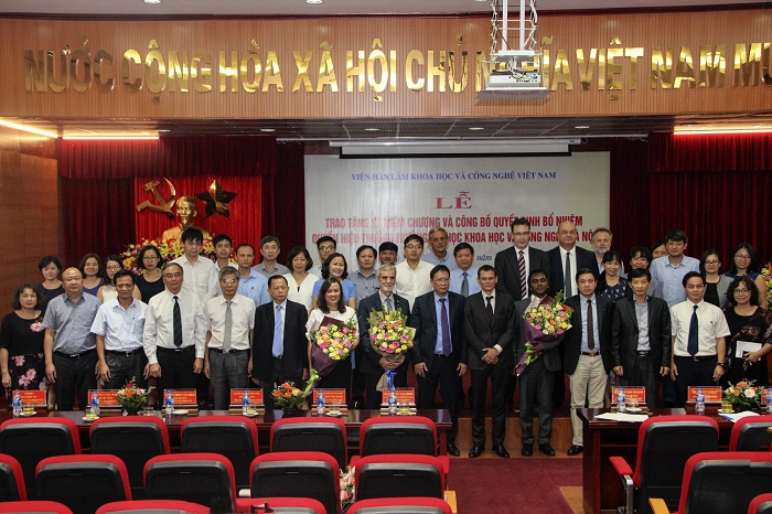 Trao kỷ niệm chương