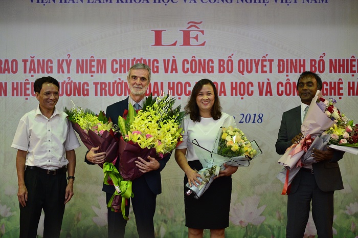 PGS Patrick Boiron nhận kỷ niệm chương