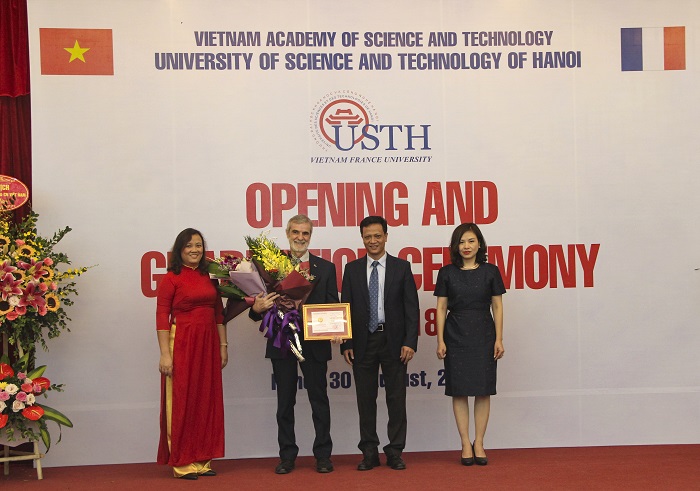 GS. Patrick Boiron nhận kỷ niệm chương bộ Goodd88 khuyến mãi nạp lần đầu