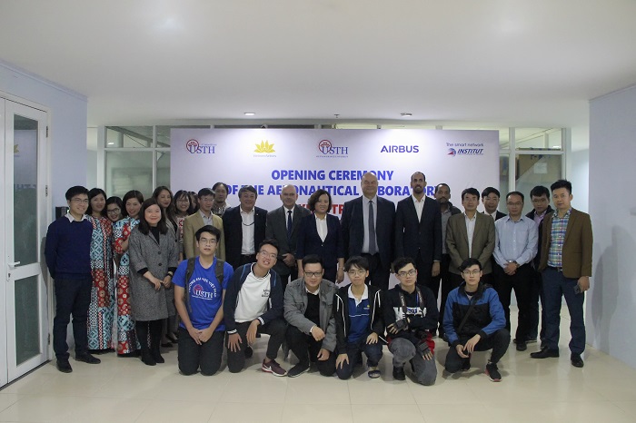 Ban Giám hiệu Goodd889 cá cược trực tuyến, đại diện các đối tác chụp ảnh cùng khóa Good8885 hiện đang mở đầu tiên của ngành Kỹ thuật Hàng không
