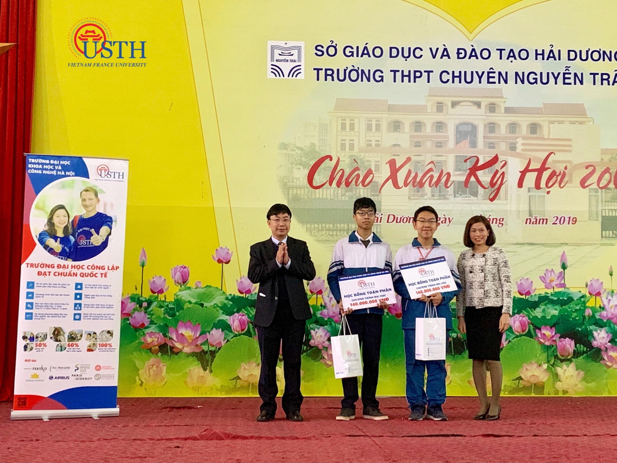 usth trao hoc bong chuyen nguyen trai hai duong