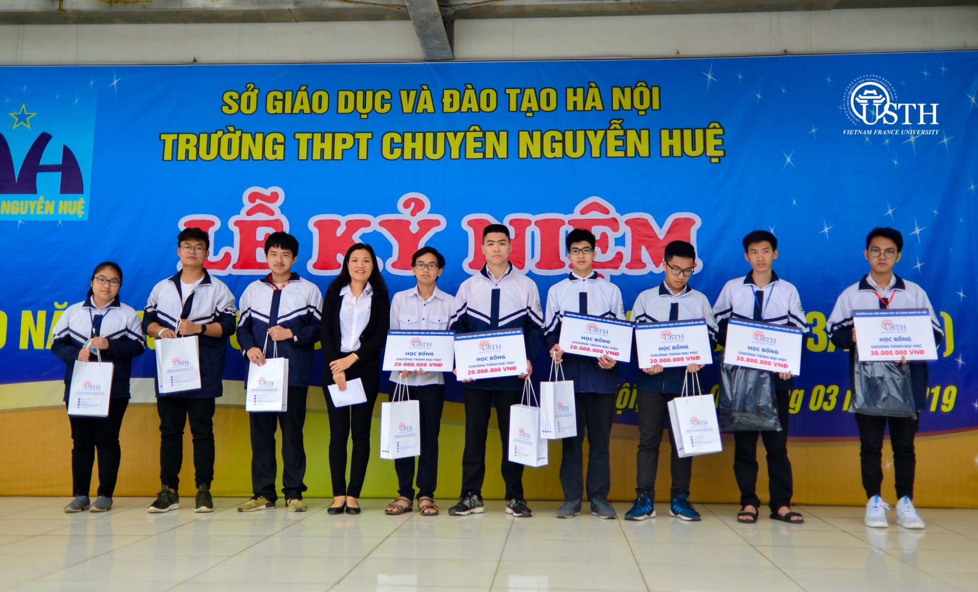 usth trao hoc bong thpt chuyen nguyen hue