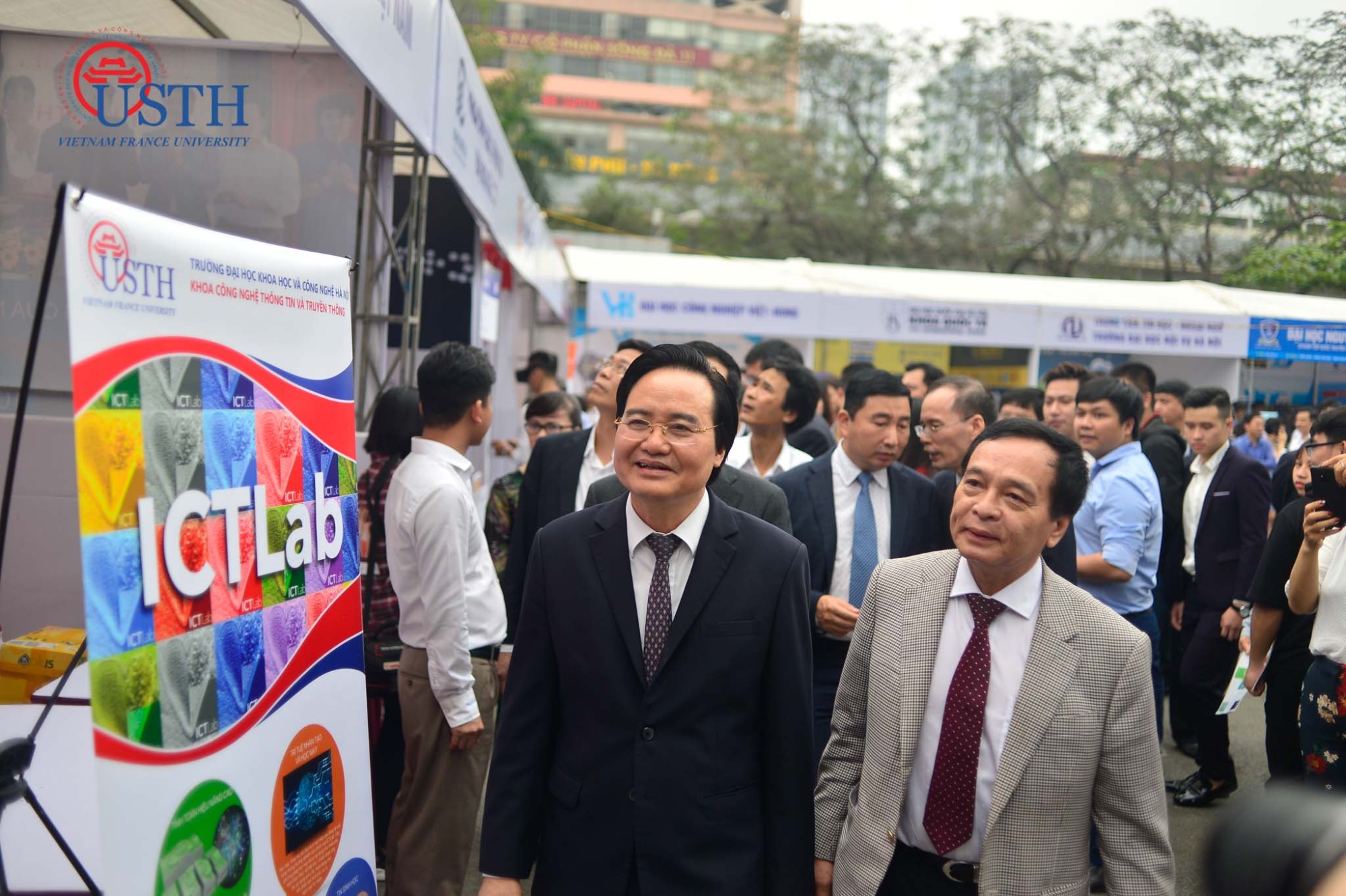 bo truong phung xuan nha tham gian hang usth ict 2