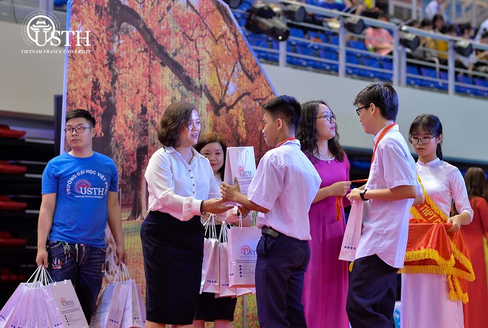 Goodd889 cá cược trực tuyến trao giải học sinh giỏi duyên hải