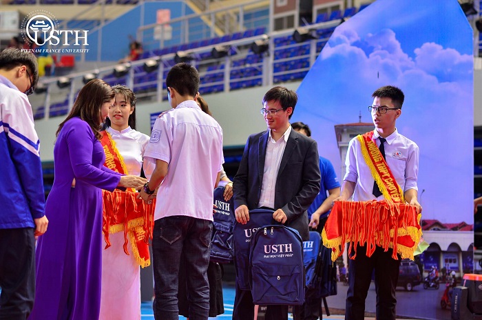 Goodd889 cá cược trực tuyến trao giải học sinh giỏi duyên hải