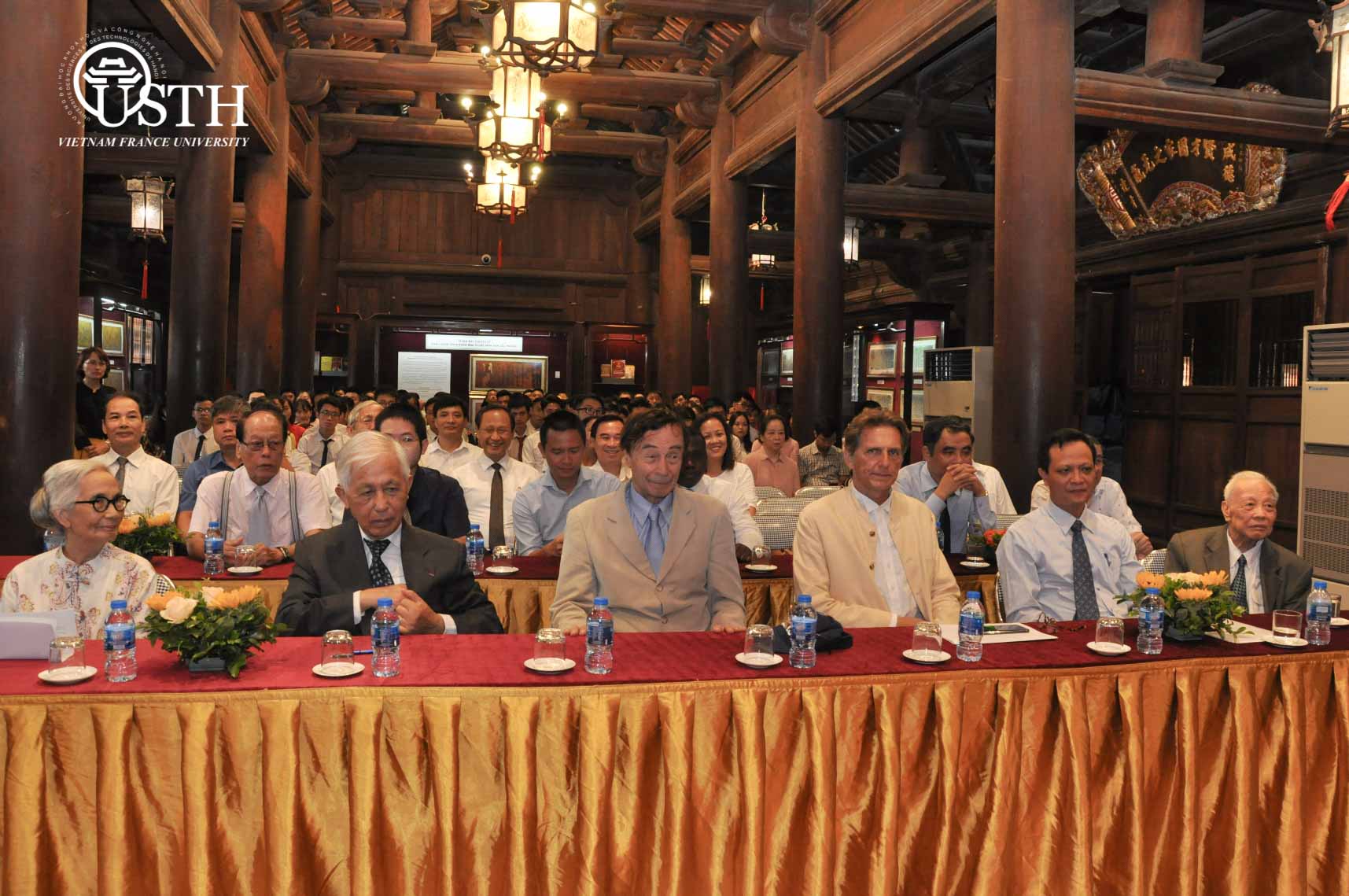 sinh vien usth nhan hoc bong odon vallet