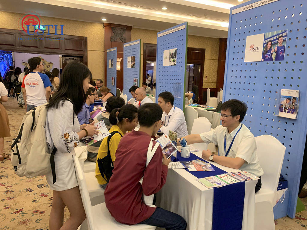 2 usth tham gia ngay hoi giao duc dai hoc phap (1)