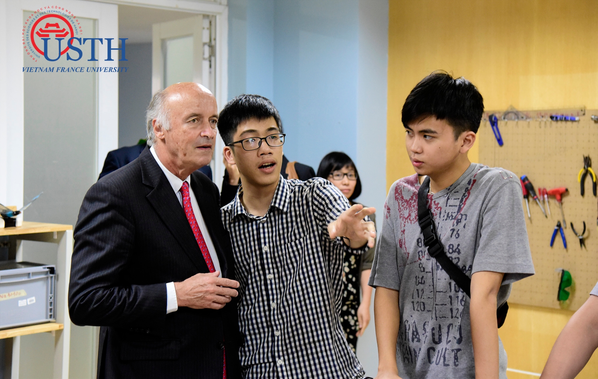 Tong giam doc AUF tham usth 3