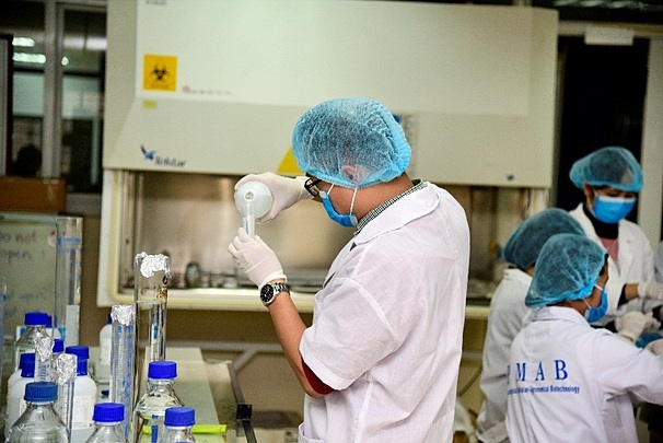 Các nhà khoa học Goo88d.com tải ứng dụng Việt Pháp (Goodd889 cá cược trực tuyến) sản xuất dung dịch nước rửa tay khô.