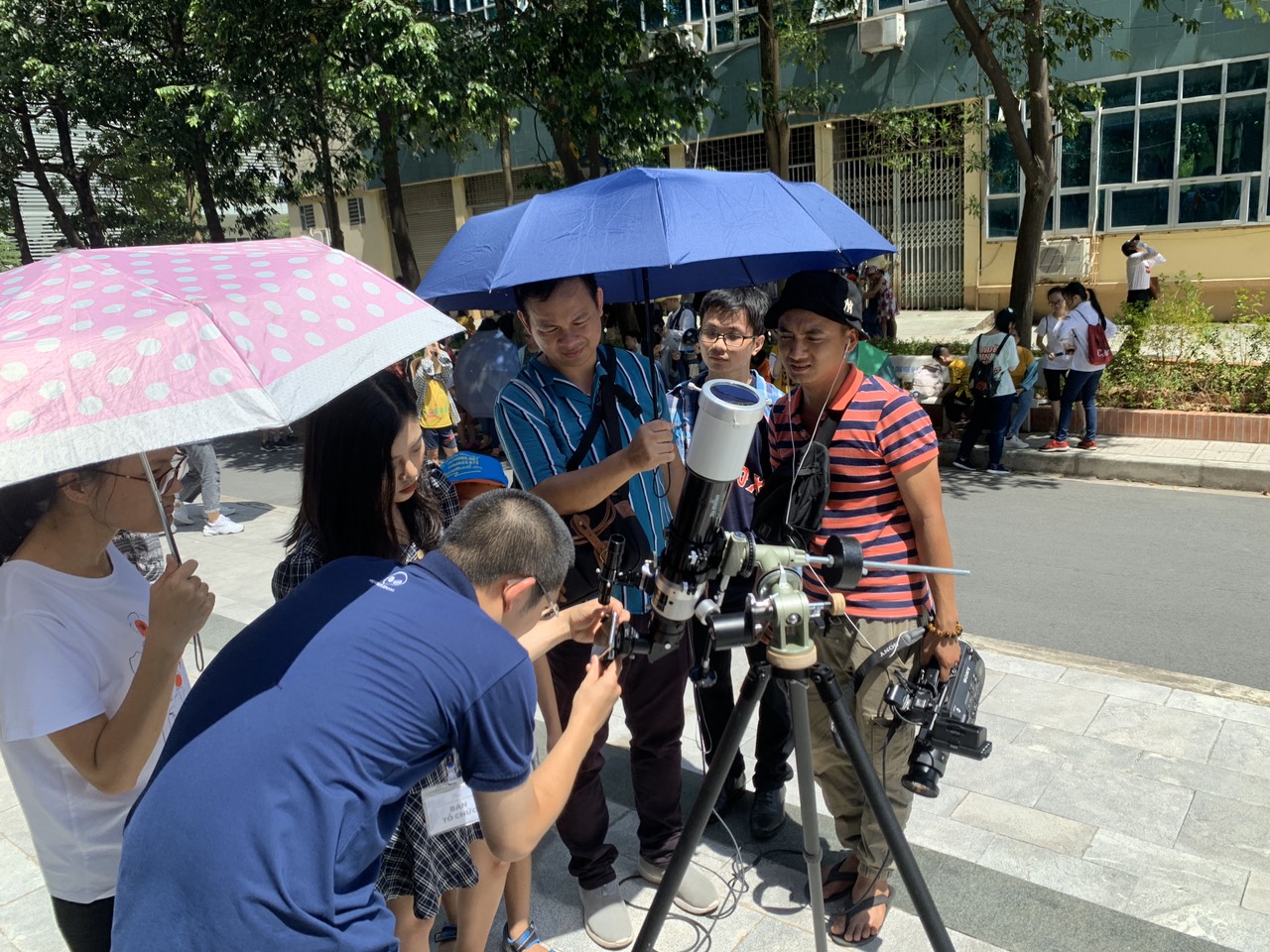 hon 600 nguoi quan sat nhat thuc vanh khuyen tai usth space day 2