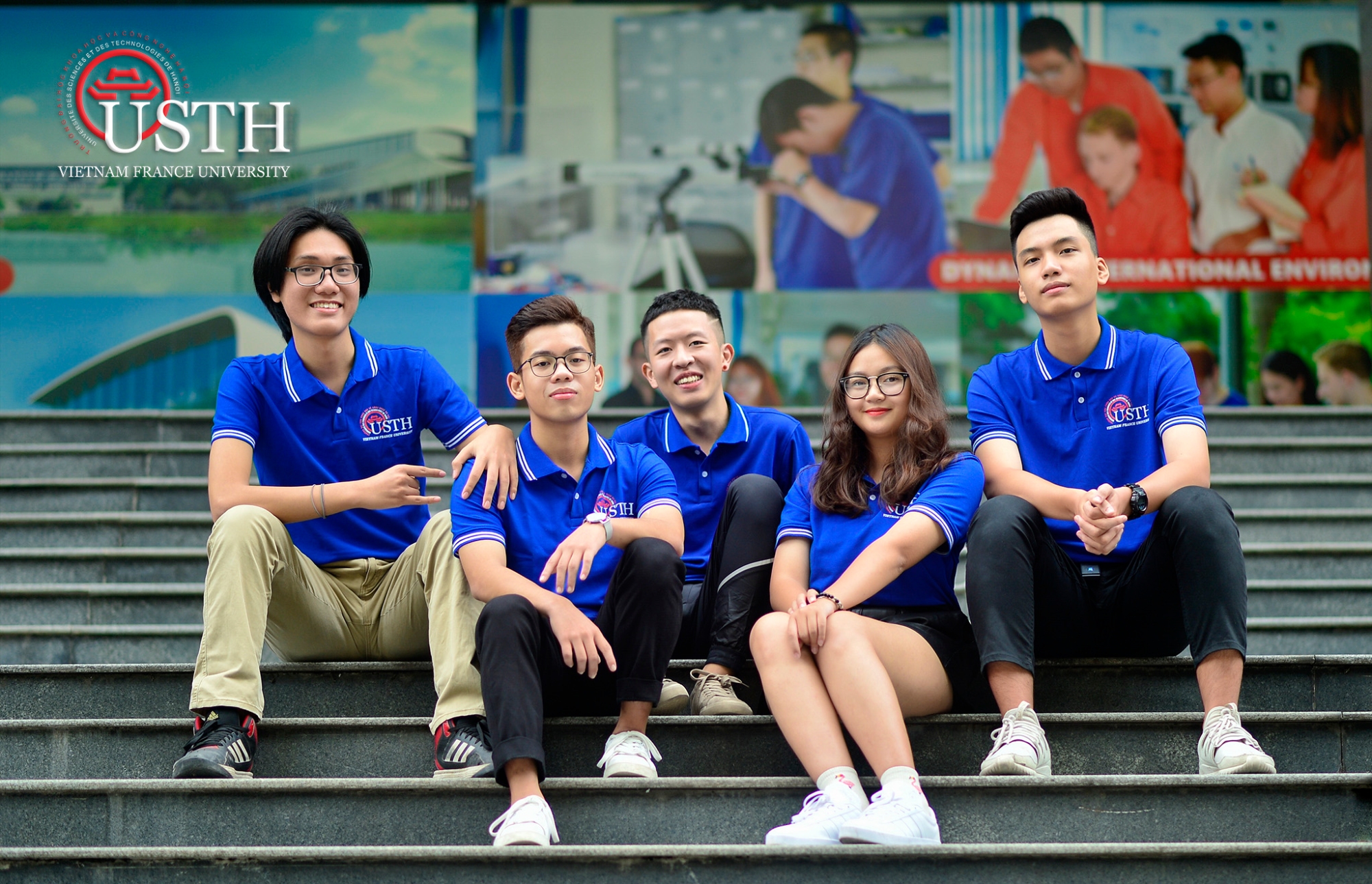 1 nhóm bạn vui vẻ khi ở trường