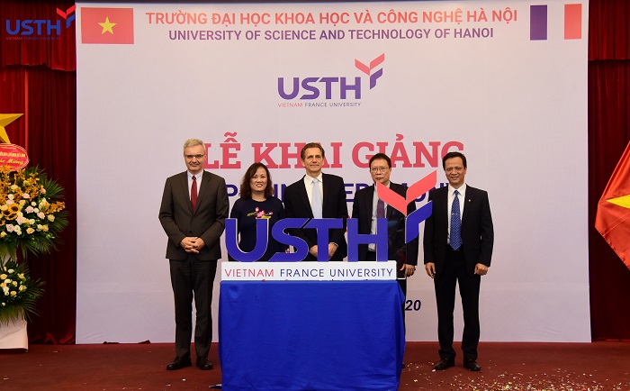 usth cong bo logo moi