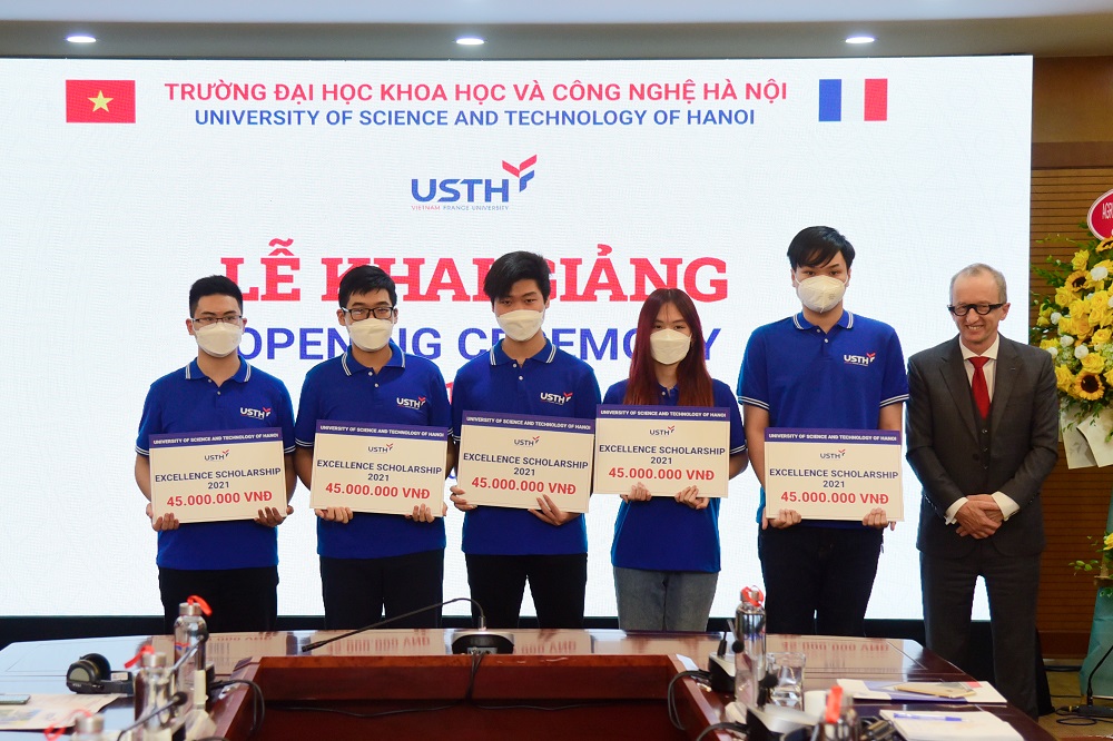 GS Jean Marc Lavest, Hiệu trưởng chính trao học bổng cho Good8885 hiện đang mở 1
