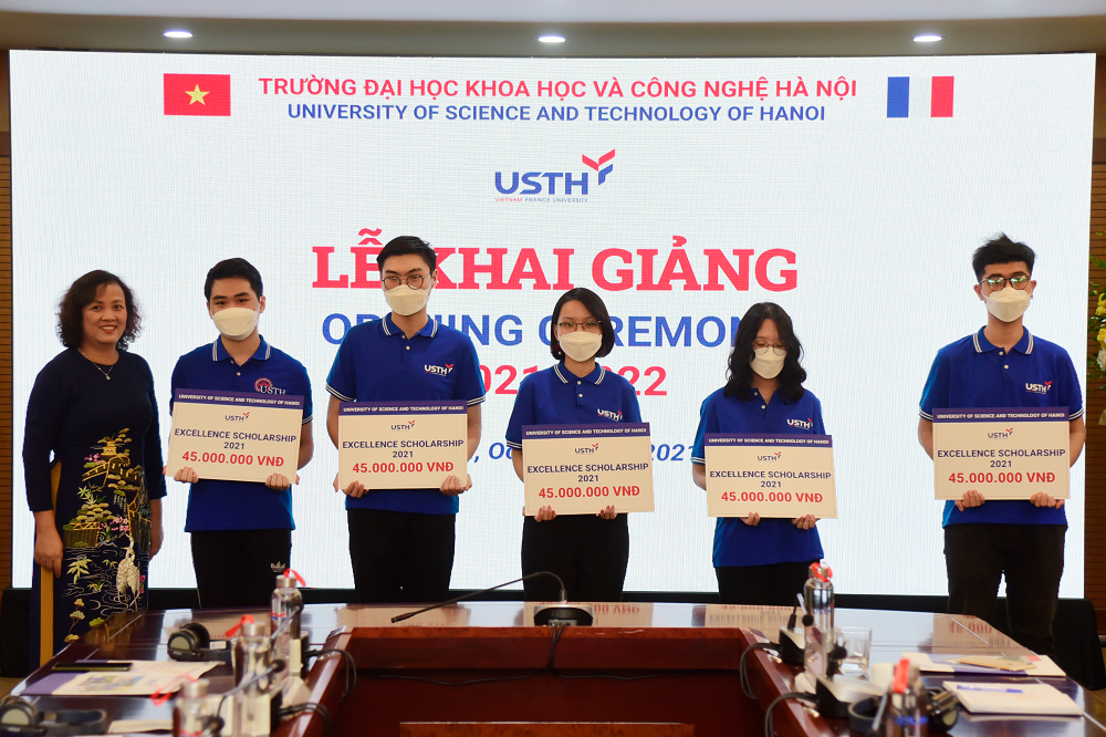 PGS TS Đinh Thị Mai Thanh, Hiệu trưởng Goodd889 cá cược trực tuyến trao học bổng cho Good8885 hiện đang mở 1