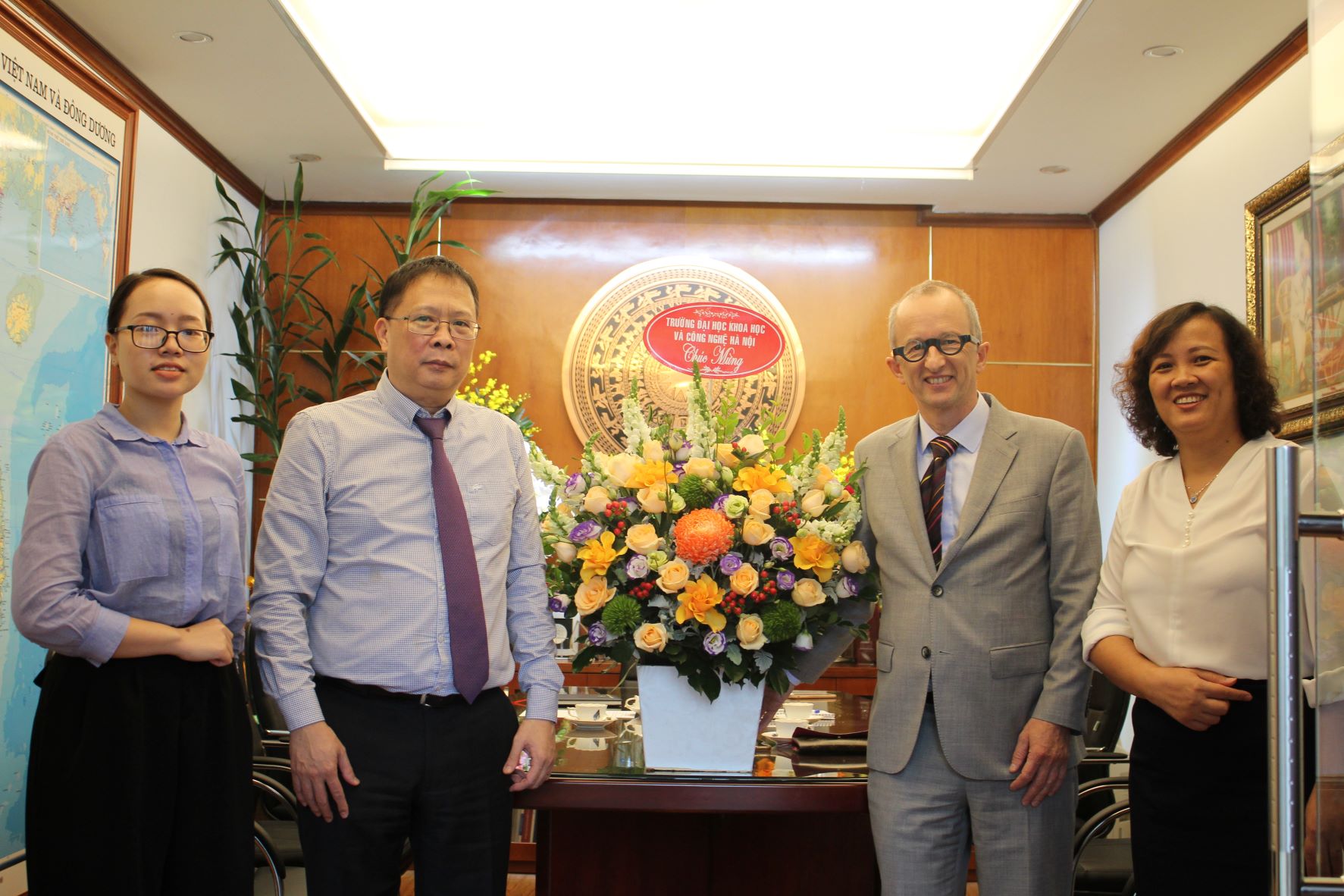 Tan Hieu truong chinh gap chu tich VAST 1
