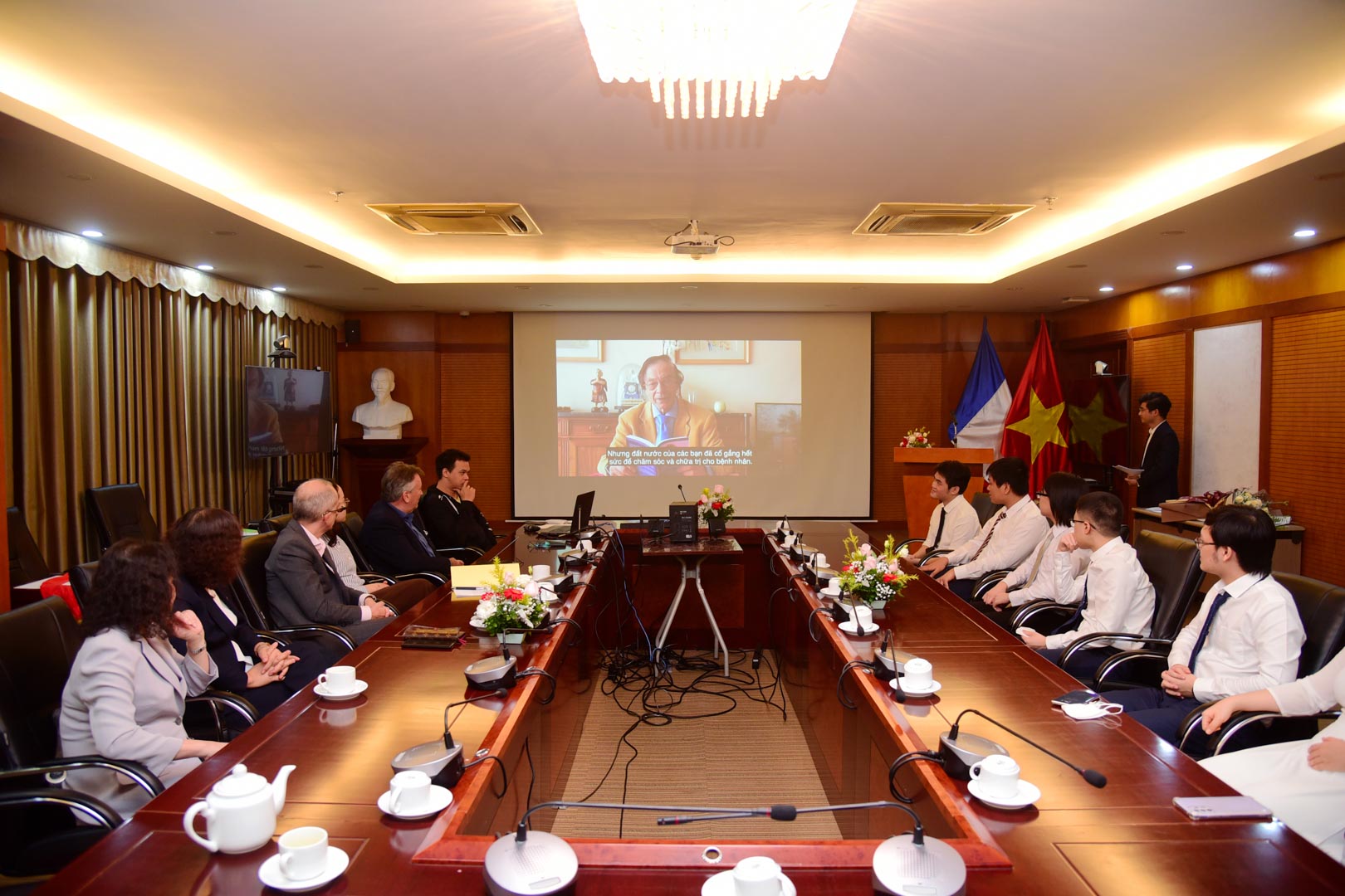 GS. Odon Vallet gửi lời chúc qua băng hình