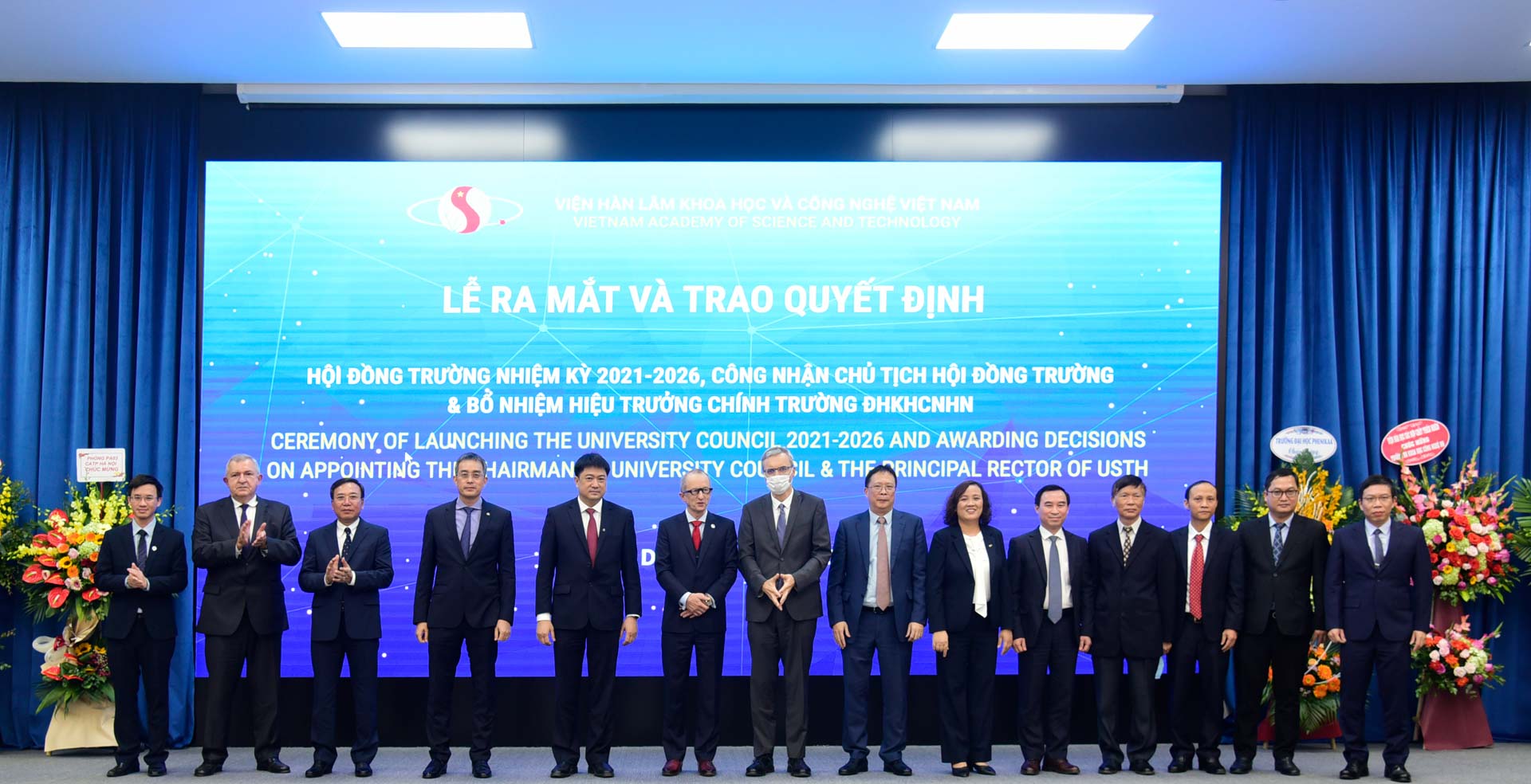 Chụp ảnh lưu niệm với hội đồng trường