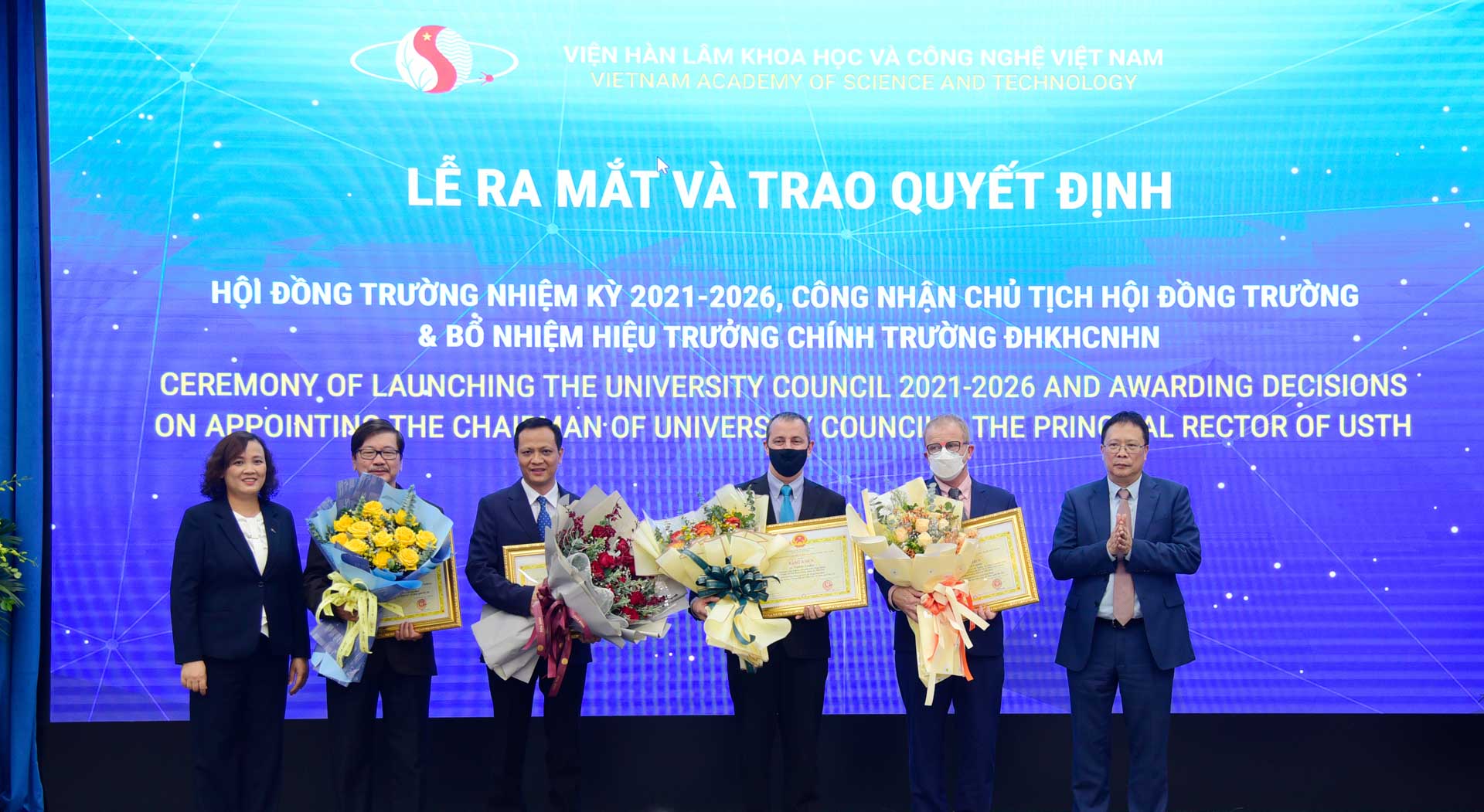 GS VS Châu Văn Minh trao bằng khen