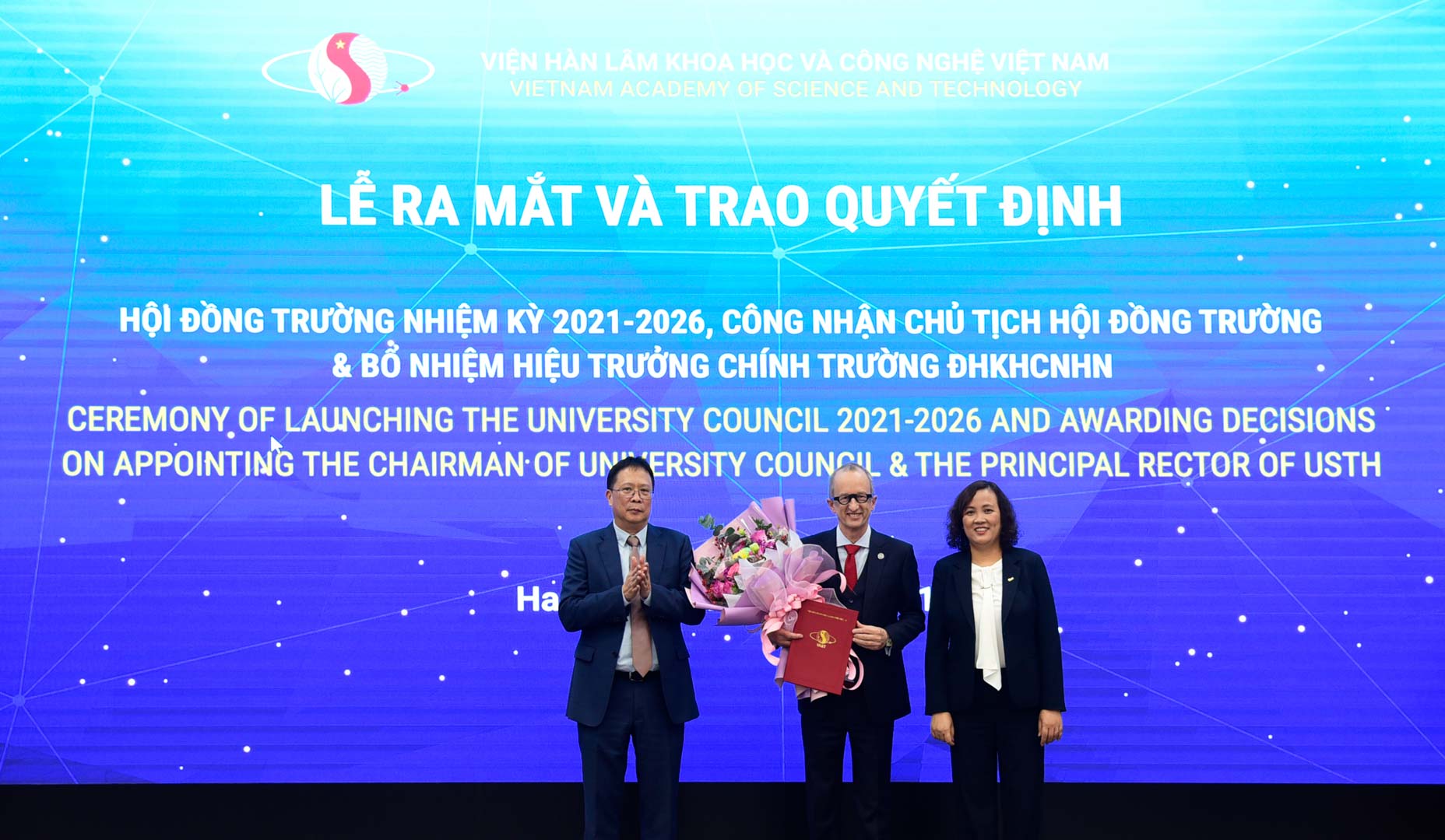 GS VS Châu Văn Minh trao quyết định bổ nhiệm Hiệu trưởng chính cho GS Jean Marc Lavest