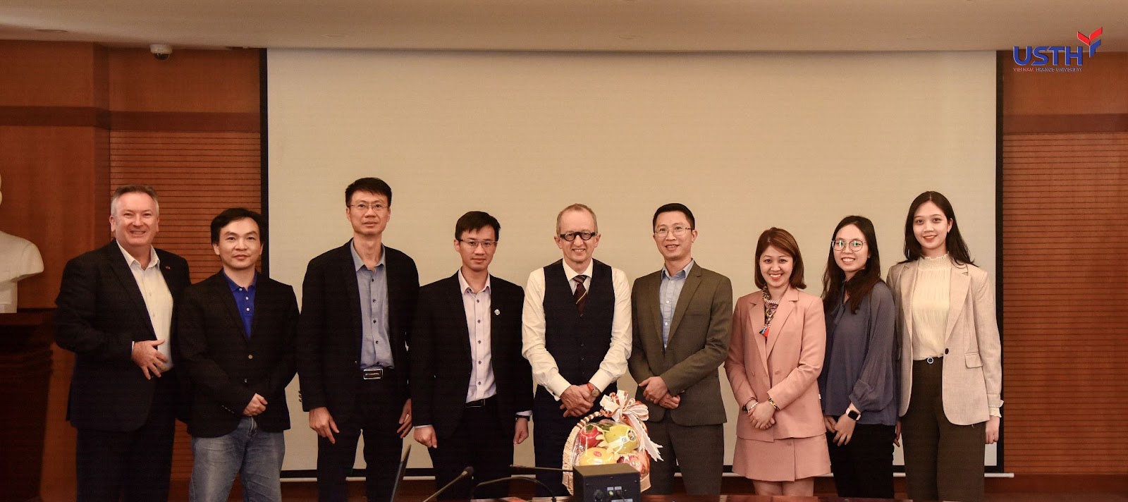 Goodd889 cá cược trực tuyến tiếp đón và làm việc với đại diện Công ty Cổ phần Dịch vụ và Phát triển Công nghệ AHT