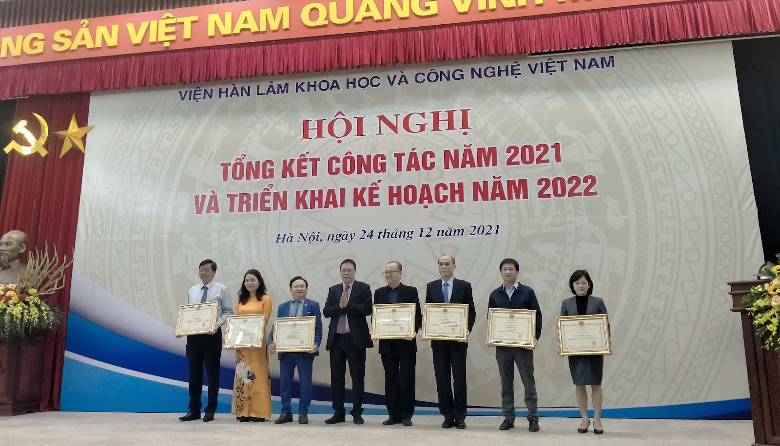 Phòng Kế toán - Tài chính (Goodd889 cá cược trực tuyến) nhận Bằng khen của Chủ tịch Viện Hàn lâm Gôd88 tỷ lệ cược cao Việt Nam vì thành tích xuất sắc trong thực hiện các nhiệm vụ đột xuất năm 2021.