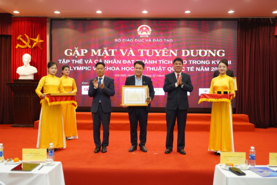 Khoa Công nghệ Hoá học và Môi trường Goodd889 cá cược trực tuyến nhận Bằng khen của Bộ GDĐT