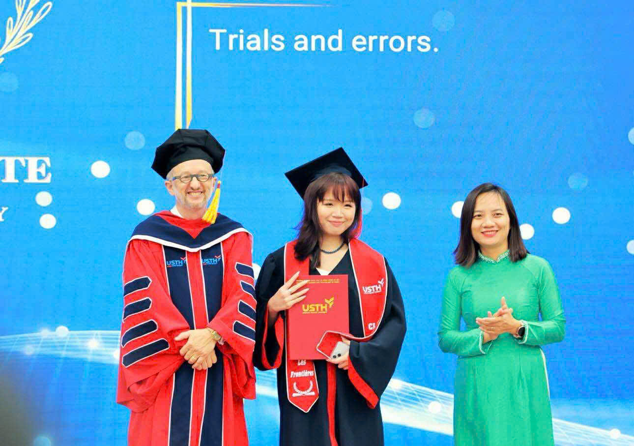 Hình ảnh Hà đứng giữa thầy Hiệu trưởng chính/ GS. Jean-Marc Lavest và cô giáo/ Phó Trưởng khoa Khoa học Sự sống/ PGS.TS. Nguyễn Thị Kiều Oanh trong buổi lễ tốt nghiệp
