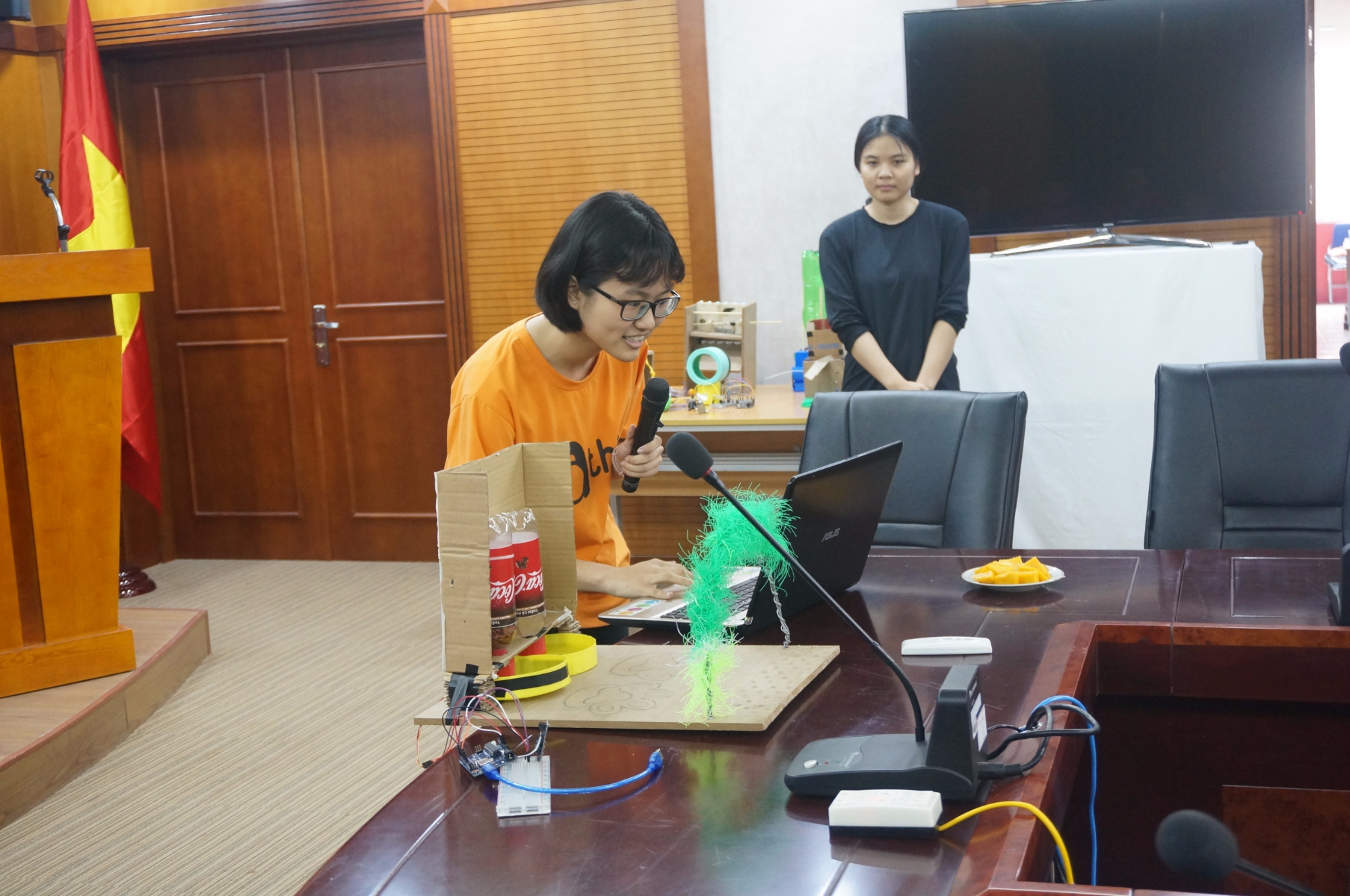 Nhóm giải Nhì khi trình bày ý tưởng