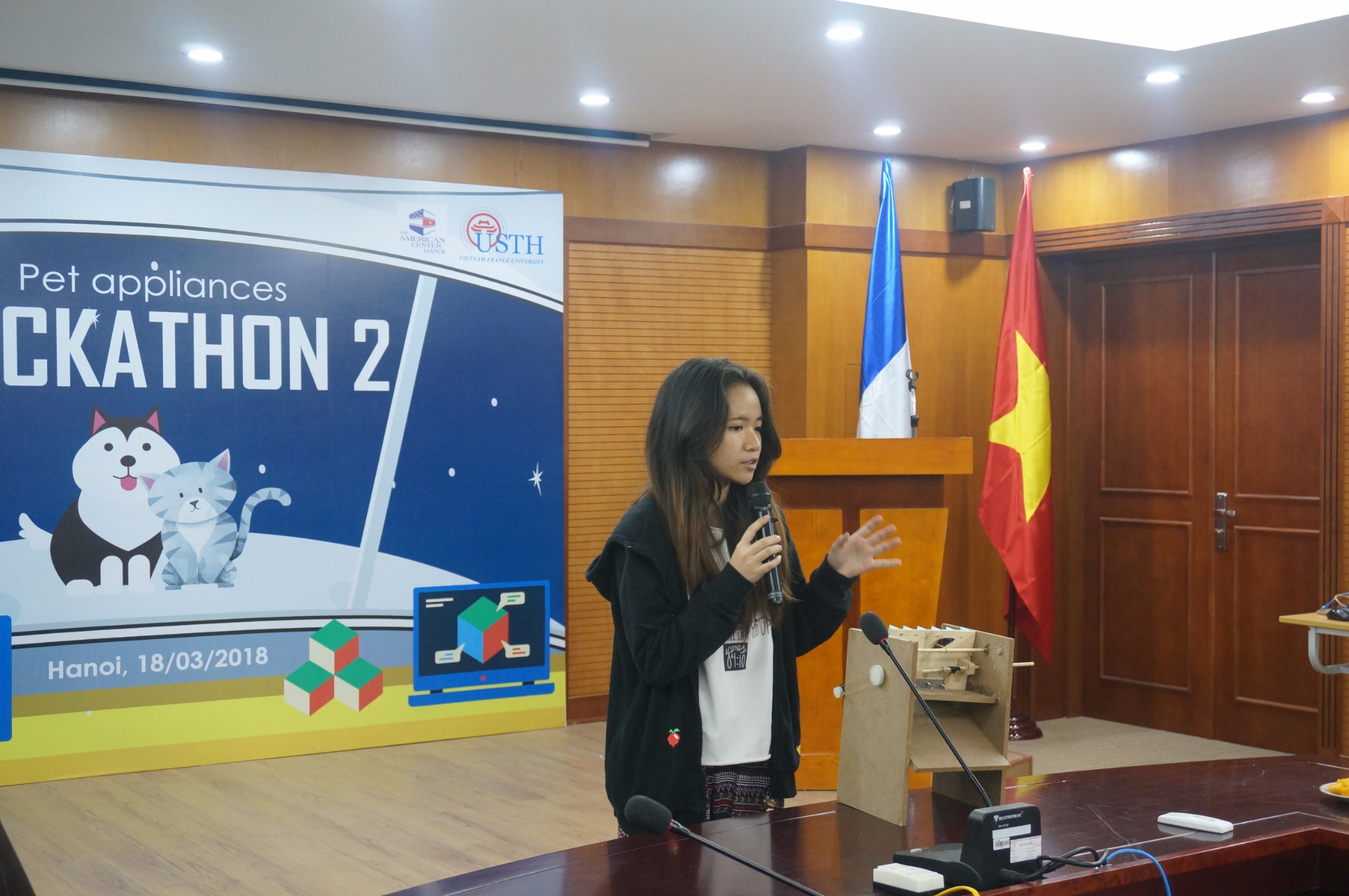 Nhóm giải Ba khi trình bày ý tưởng