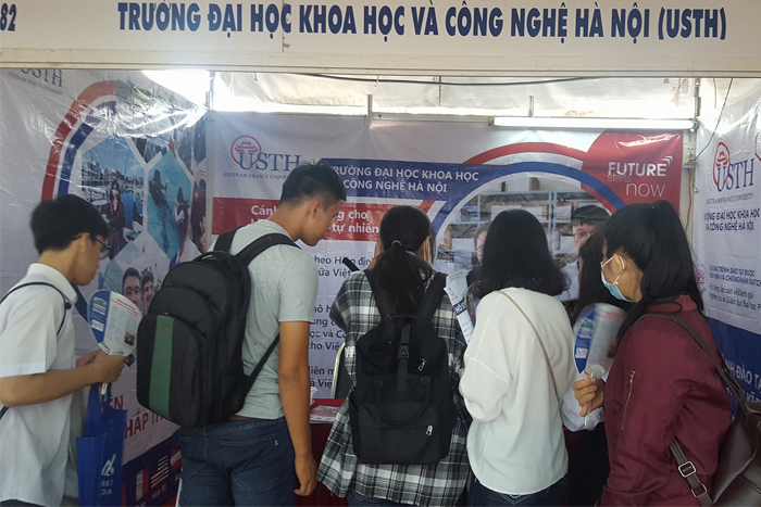 A number of students went to Goodd889 cá cược trực tuyến's booth