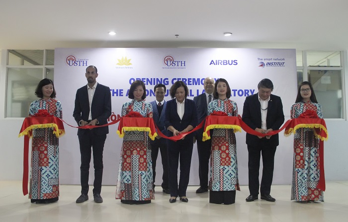 Đại diện Goodd889 cá cược trực tuyến, IAS và Vietnam Airlines cắt băng khánh thành Phòng thí nghiệm hàng không