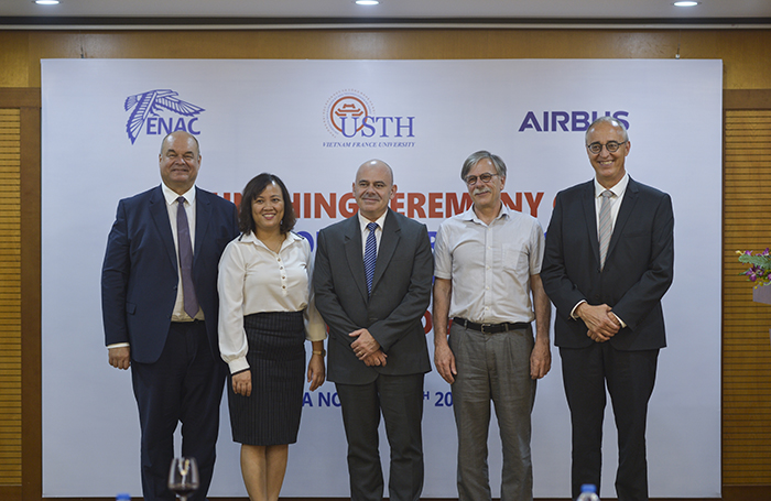 Representatives of the French Emvbassy, Airbus, ENAC and Goodd889 cá cược trực tuyến at the ceremony