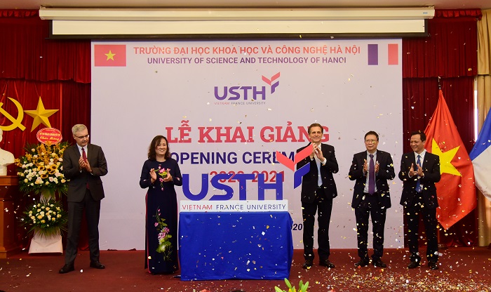 GS Etienne Saur Hiệu trưởng chính và PGS TS Đinh Thị Mai Thanh Hiệu trưởng công bố logo mới