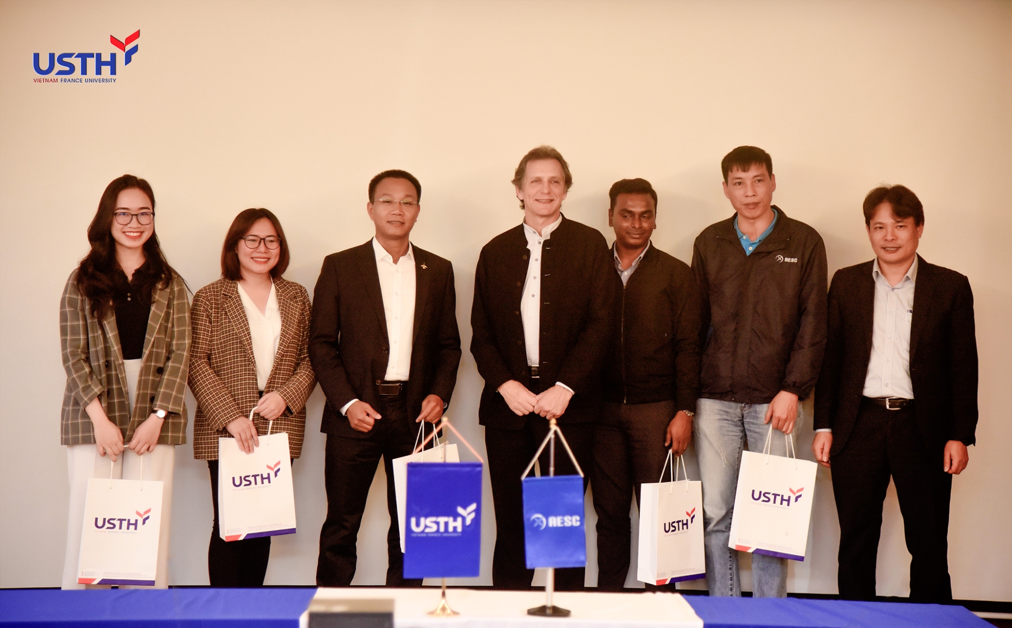 mou signing ceremony between usth and aesc7
